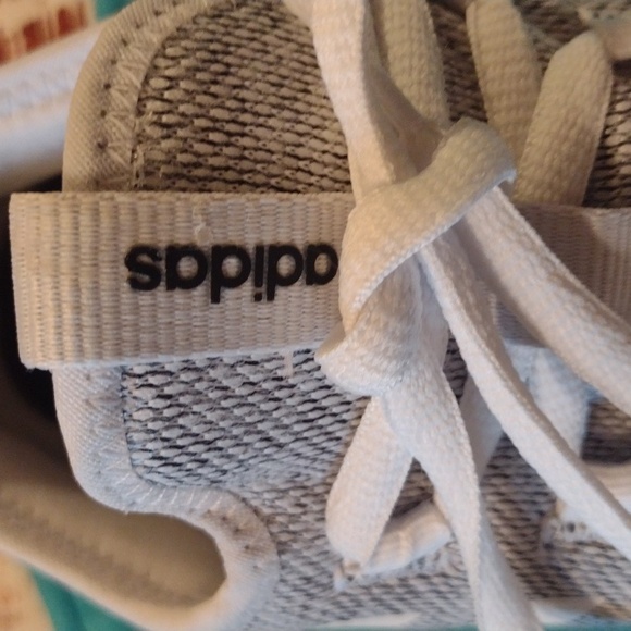 Tennis shoes - Picture 3 of 5